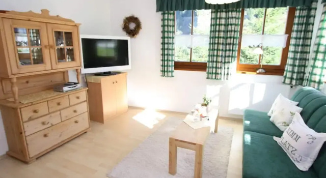 Sunlit Apartment near Ski Area in Hüttschlag