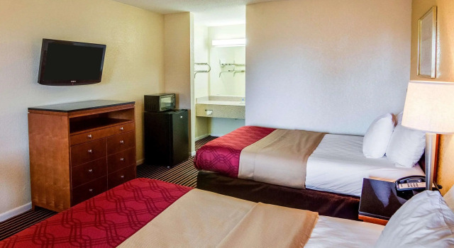 Четырёхместный номер Standard Rodeway Inn & Suites Highway 290 Northwest