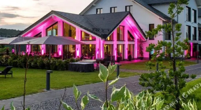 BURGHOF - DAS HOTEL, Забронировать Отель  