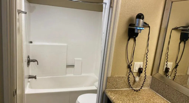 Четырёхместный номер Standard Quality Inn Downey
