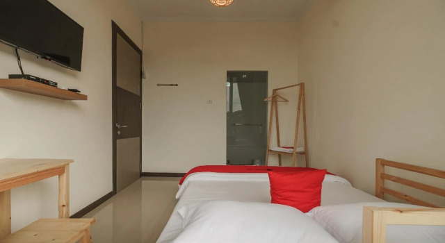 Reddoorz Plus @ Daan Mogot Jakarta 2, Book Hotel Jakarta Jakarta Province