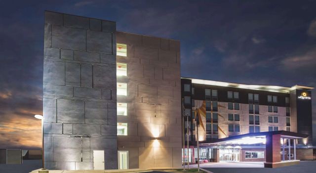 La Quinta Inn & Suites by Wyndham Winchester, Book Hotel Hoteller i Winchester med pool, Swimmingpool