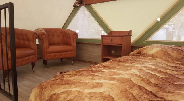 Коттедж Deluxe с 2 комнатами с балконом и с видом на озеро Parco Del Lago Glamping And Camping