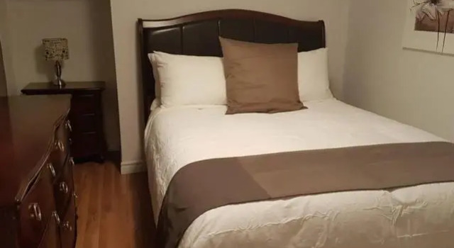 1-Bedroom Apartment Sweet #7 by Amazing Property Rentals, Rezerwuj Apartament Hotele w Outaouais z parkingiem, Parking