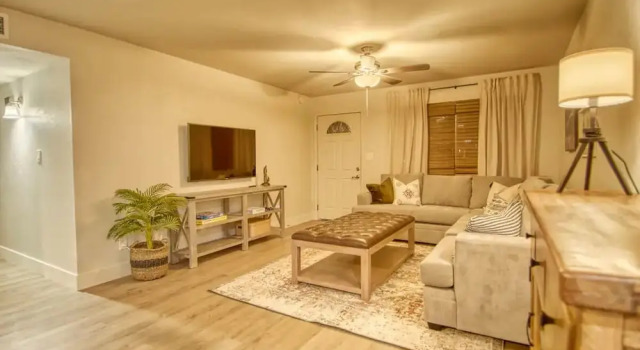 Cozy, Modern & Newly Remodeled Mesa Home Pet Friendly 3 Bedroom Home by Redawning, Prenota Hotel Mesa 