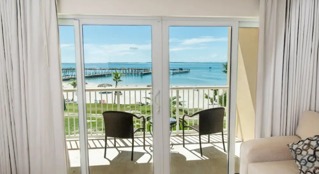 Четырёхместный номер Standard с балконом и с красивым видом из окна Abaco Beach Resort and Boat Harbour Marina