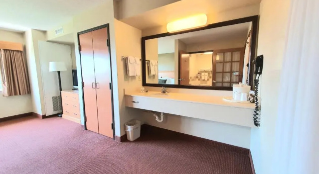 Люкс Premier AmeriVu Inn and Suites - Waconia