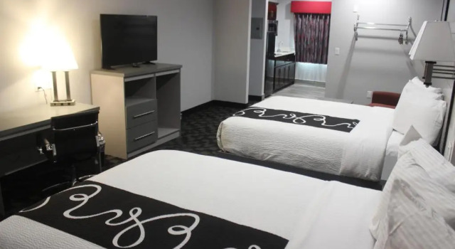 Люкс Deluxe Paris Inn & Suites