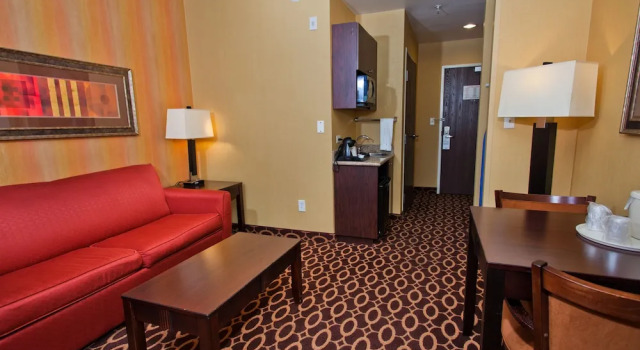 Четырёхместный люкс с дополнительной гостиной Holiday Inn Express & Suites Sacramento NE Cal Expo by IHG