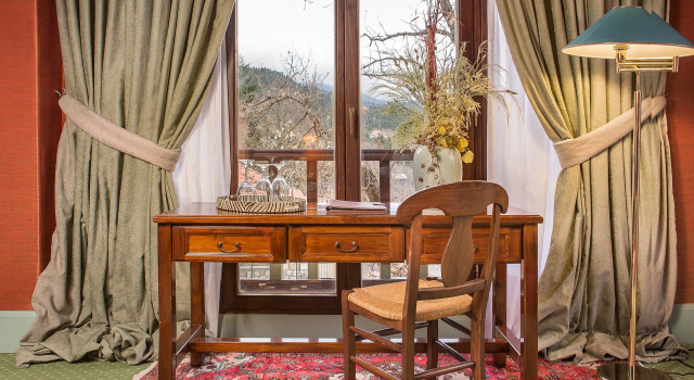 Люкс Country Club Hotel & Suites