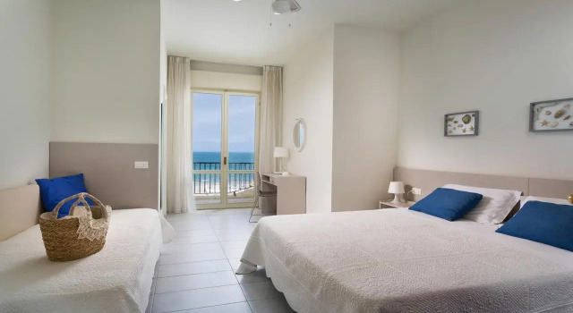 Hotel Ambasciatori Beach Front Breakfast e Brunch XXL fino alle 12 30, Забронировать Отель Отели в центре Мизано-Адриатико, в центре