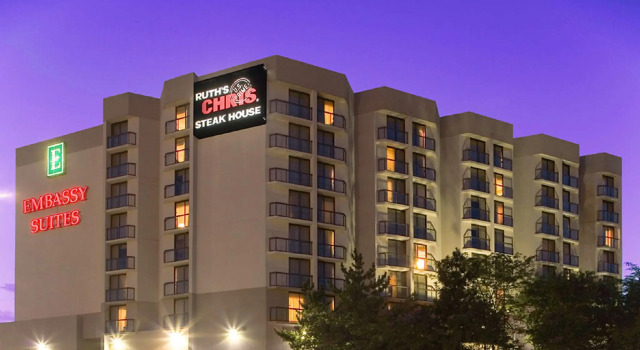 Кровать в общем номере Embassy Suites Birmingham
