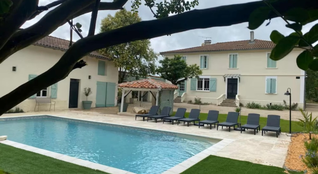 The Oasis Gardens, Beautiful House, Buchen Sie Ferienhaus Villen in Barry-d'Islemade, Villa