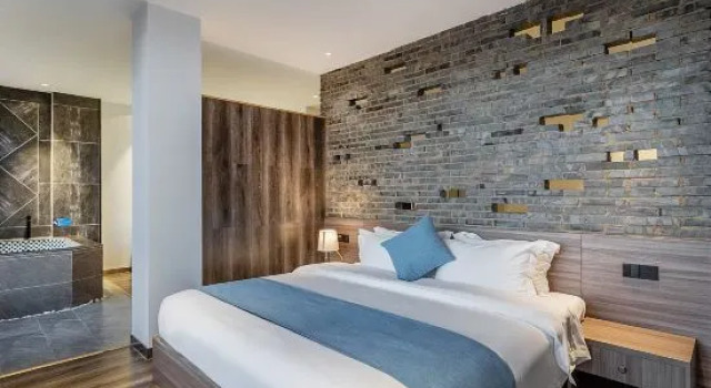 Семейный тент с видом на озеро Fuxian Lake RuojianJijian House