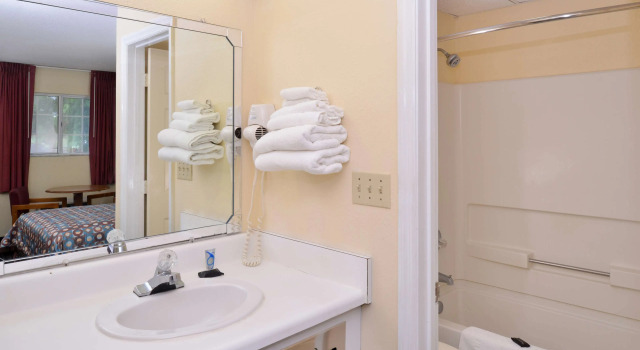 Четырёхместный номер Standard Americas Best Value Inn Edenton