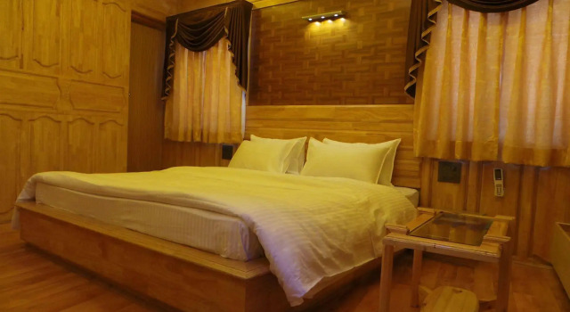 Shamyana Lodge and Restaurant, Забронировать Отель Сринагар Jammu & Kashmir Ski