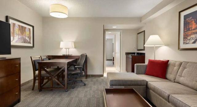 Четырёхместный люкс с 2 комнатами Embassy Suites by Hilton Chicago Lombard