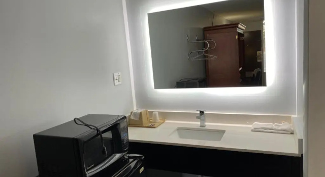 Четырёхместный номер Standard Budget Inn - Roxboro