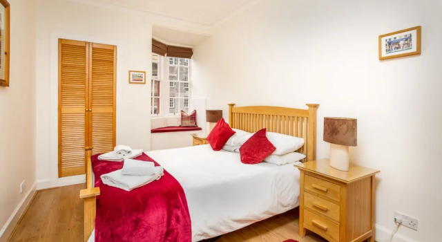 Lovely 2-bed Apartment in Old Town Edinburgh, Забронировать Апартаменты/квартира Старый город Эдинбург, рядом с Национальный музей Шотландии