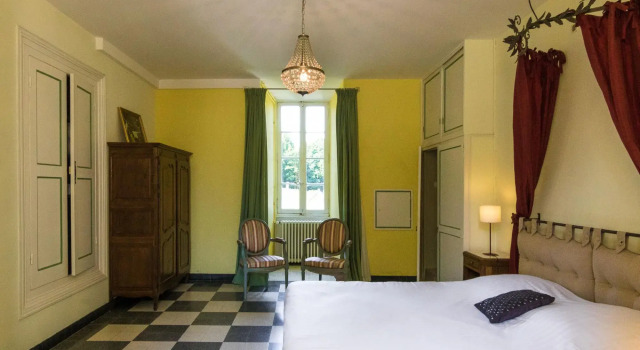 Castle Apartment in Chaleix by Forest, Book Apartment Hotels in Vergnelibert with a Pool, Swimming Pool