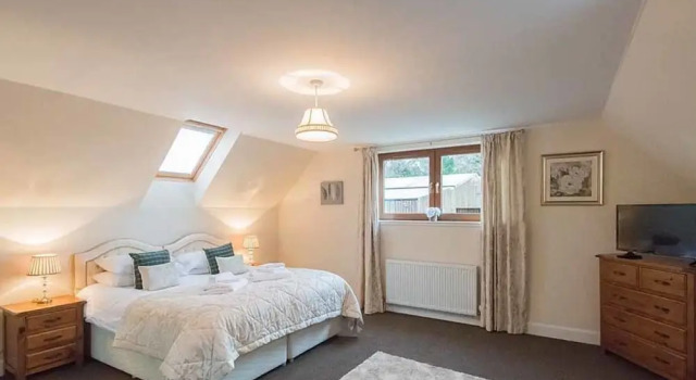 Keepers Lodge with Hot Tub, Book Hotel Forgandenny Perthshire