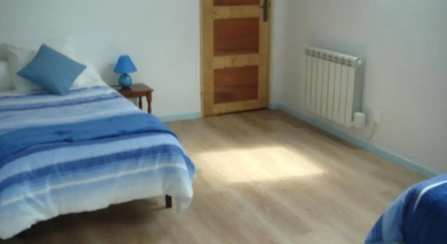 Captivating 2-Bed House with log burner in Kerien, Varaa Hotelli Hotellit Côtes-d'Armor pysäköinnillä, Pysäköinti