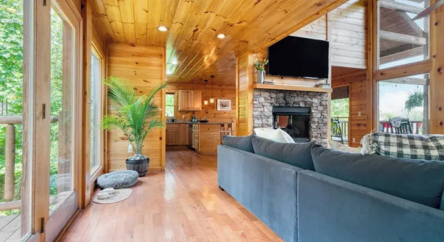 Hottub, Sauna, Pool Table, Views Mins to Downtown Gatlingburg Hollow's Haven