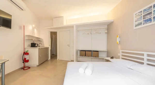 Ca Rouge - Modern Bright 3BR Boutique Retreat in the Heart of Carloforte, Забронировать Бутик-отель Бутик-отели Sulcis Iglesiente, Бутик-отель