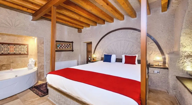 Полулюкс с балконом Elite Cave Suites
