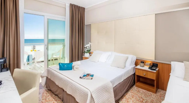 Трёхместный номер Standard с балконом Hotel Royal