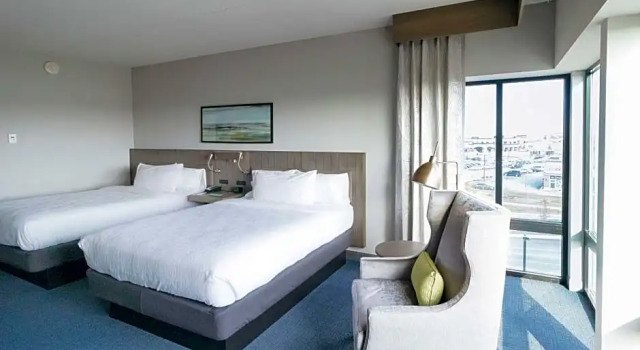 Четырёхместный номер Deluxe с балконом Hilton Garden Inn Madison Sun Prairie