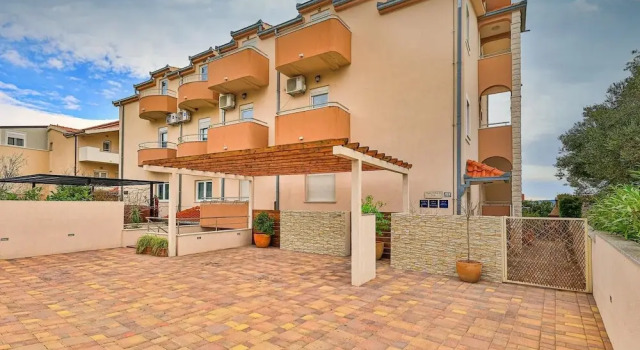 Вилла Charming Villa with Outdoor Pool, BBQ, and Sun Deck in Tranquil Kaštela Area