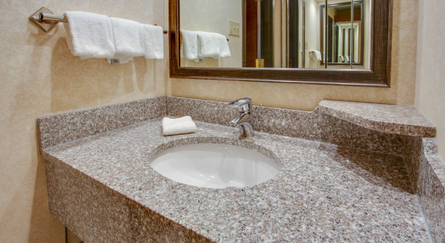 Четырёхместный номер Deluxe Drury Inn & Suites Terre Haute