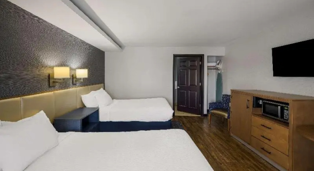Четырёхместный номер Standard Best Western - Freeport Inn