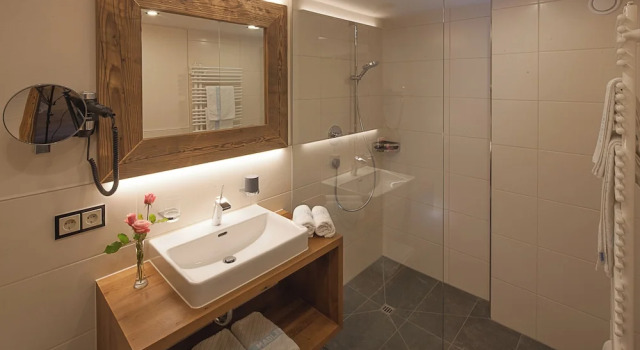 Четырёхместный номер Standard с балконом и с видом на горы Alpine Lifestyle Berghotel Madlener