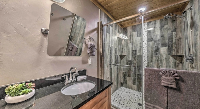 Коттедж Ruidoso Cabin w/ Patio - Walk to Midtown!