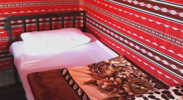 Кровать в общем номере Martian desert camp