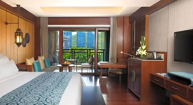Номер Premier с балконом и с видом на бассейн Sanya LUHUITOU Resort & Spa