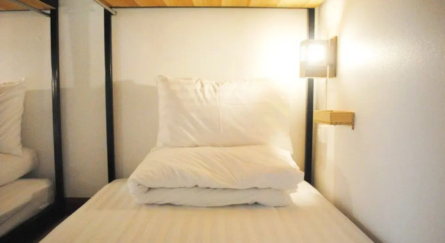 Кровать в общем номере с балконом и с красивым видом из окна Rimnim Hostel