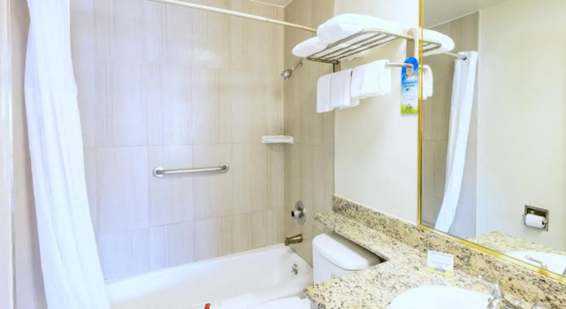 Номер Standard Days Inn by Wyndham Santa Monica