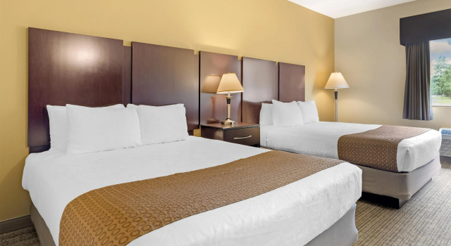 Четырёхместный номер Standard Best Western Plus Plaza by the Green