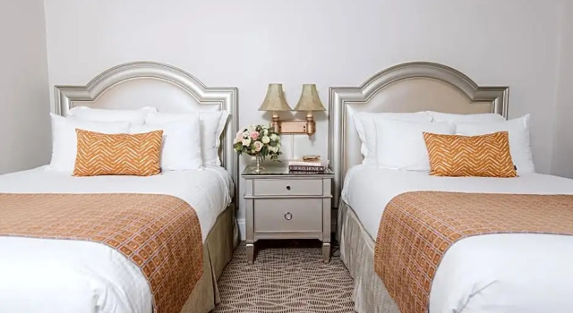 Номер Classic Warwick Melrose Hotel