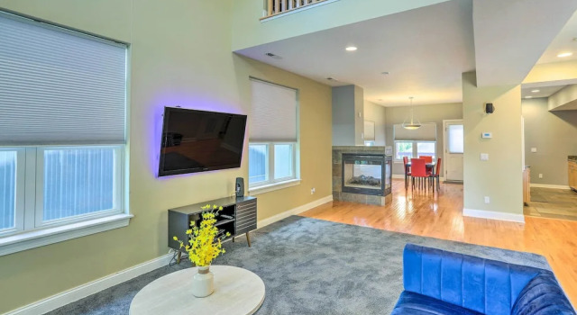 Central Cleveland Gem w/ Direct Skyline View!, Забронировать Дом для отпуска Коттеджи Кливленда, рядом с Оружейная палата Cleveland Gray, Коттедж
