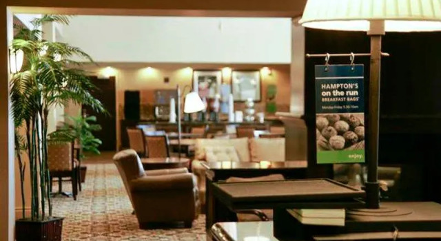 Кровать в общем номере Hampton Inn & Suites Edmonton/West