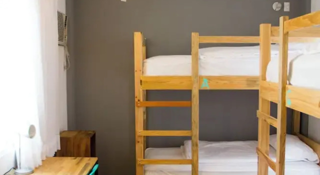 Кровать в общем номере Hotel Hostal Tres Central