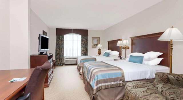Четырёхместный номер Standard Lexington Expo Hotel by IHG