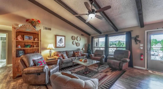 Aspen Run Condo 1A, 3 Bedrooms, Fireplace, Patio, WiFi, Sleeps 6, Varaa Hotelli Hotellit New Mexico pysäköinnillä, Pysäköinti