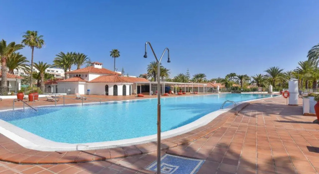 Bungalow Sun Club EM259A by VillaGranCanaria, Забронировать Отель Отели Плайя дель Инглес с бассейном, рядом с Экуменический храм Эль-Сальвадор, Бассейн
