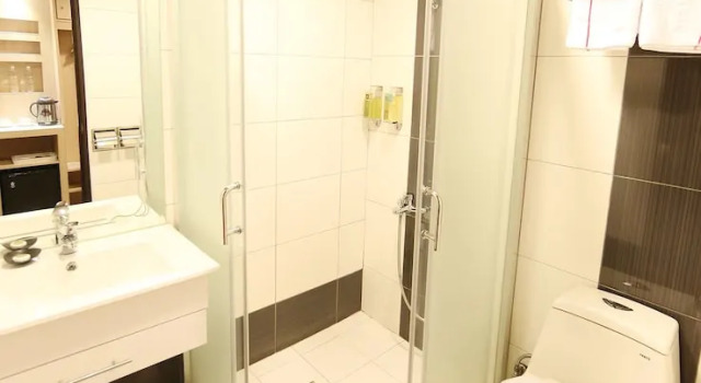 Четырёхместный номер Standard Grand Earl Hotel