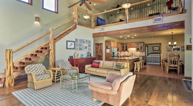 Riverfront Blanco Home w/ Shaded Porch + Hot Tub, Забронировать Дом для отпуска Бланко Texas Hill Country